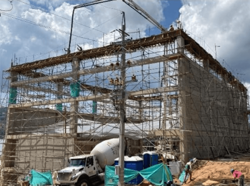 Sede D'Luchi - Construcción de la estructura en concreto con andamios y mixer de concreto