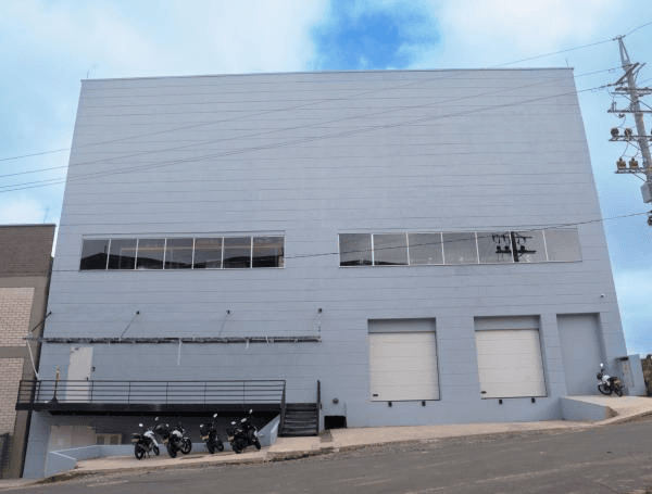 Sede D'Luchi - Bodega terminada con fachada en paneles y puertas de acceso industrial