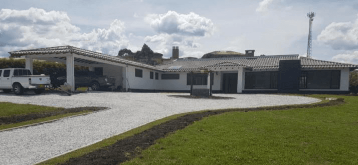 Casa Campestre La Ceja - Vivienda de un piso con techo de teja, garaje cubierto y camino de gravilla