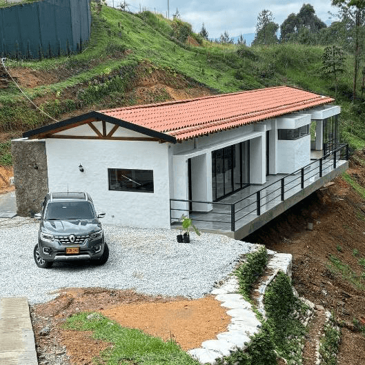 Casa Sra. María Adelaida Saldarriaga - Casa terminada con techo de teja y terraza, Parcelación Piñera La Clara, Guarne