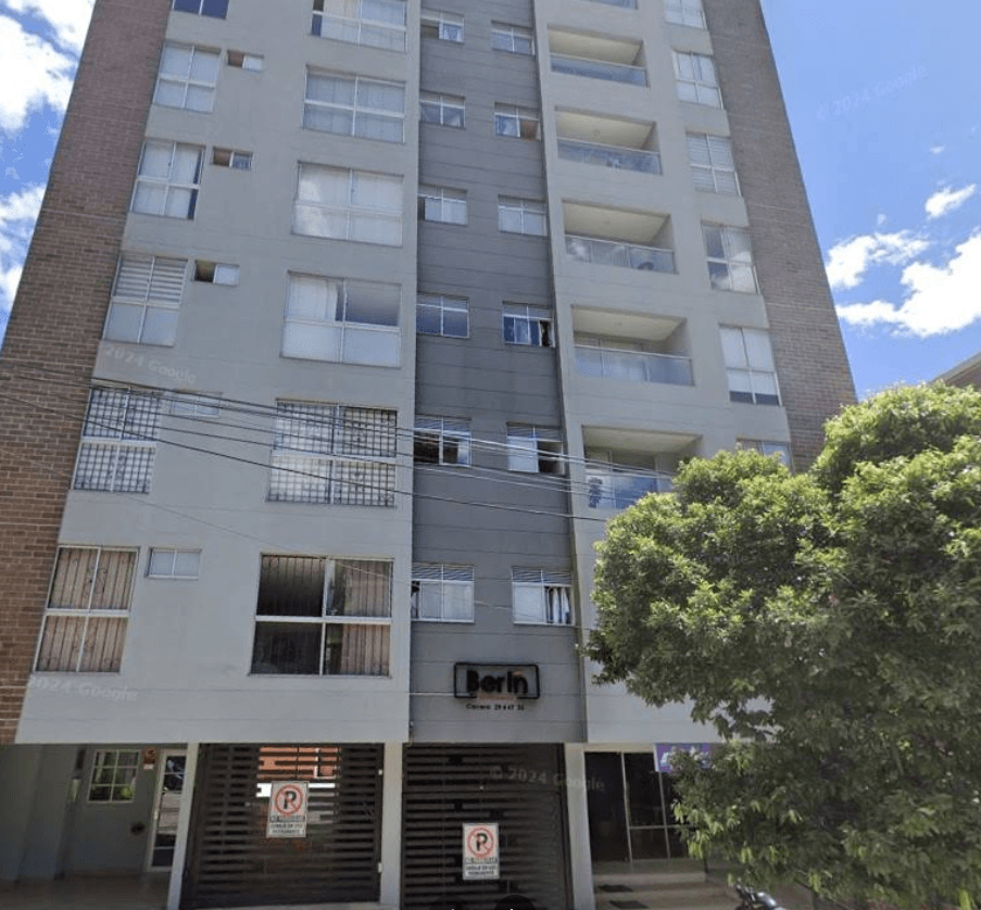 Edificio Berlín - Fachada frontal desde la calle con acabados en ladrillo y mampostería