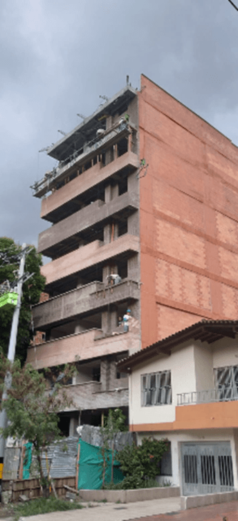 Edificio Makalu - Construcción en proceso con estructura y fachada en ladrillo