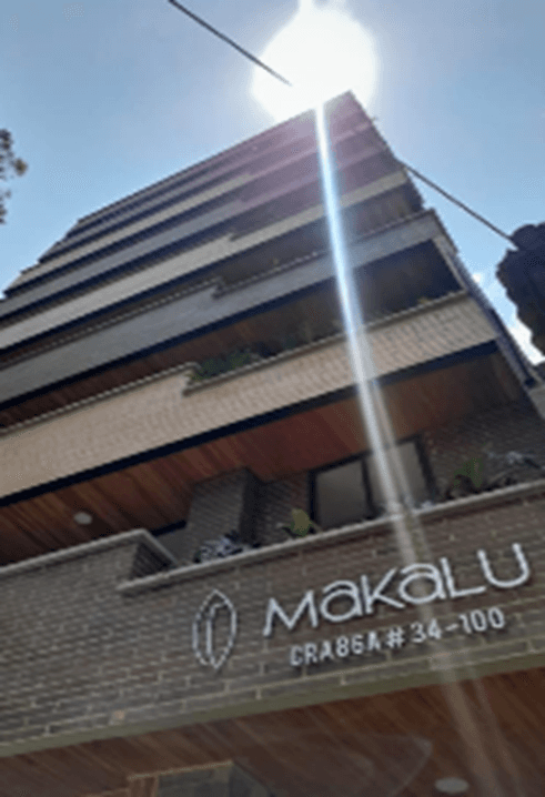 Edificio Makalu - Edificio terminado con fachada en ladrillo y letrero de entrada