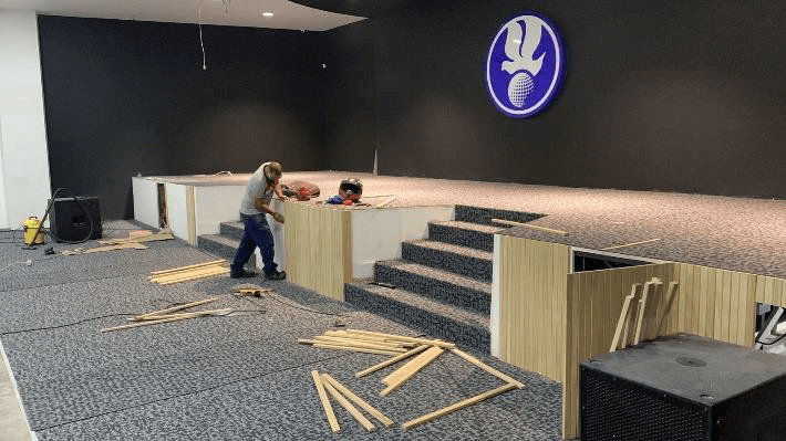 Ministerio El Rey Jesús - Instalación de acabados en madera en la graderia del auditorio