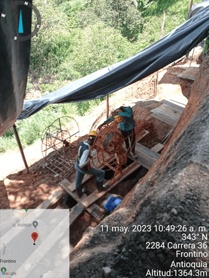 Armado de canastas de acero de refuerzo para cimentación del muro de contención