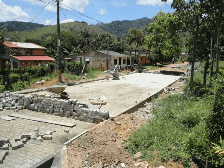 Proceso de instalación de adoquines en pavimentación articulada, Frontino