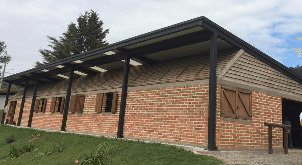 Pesebreras en La Fe - Estructura terminada en ladrillo a la vista con columnas metálicas y puertas de madera, El Retiro