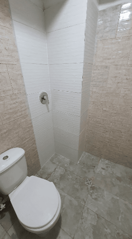 Reforzamiento Estrella - Bano terminado con enchape en piedra natural y acabados de grifería