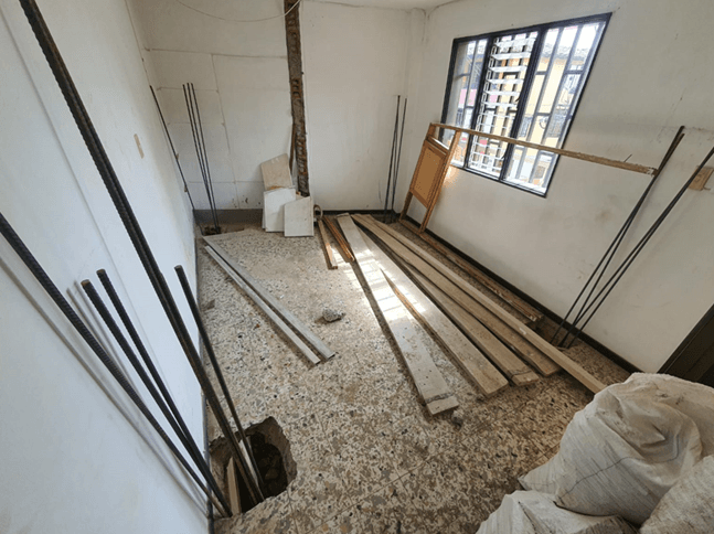 Reforzamiento Estrella - Interior del apartamento con varillas de acero y materiales para reforzamiento