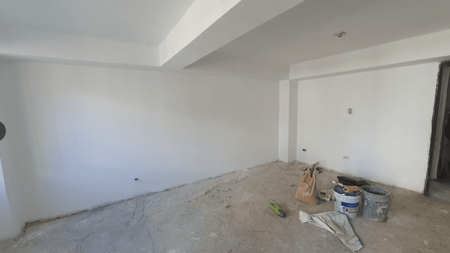 Reforzamiento Estrella - Salón amplio con paredes estucadas y listo para acabados finales