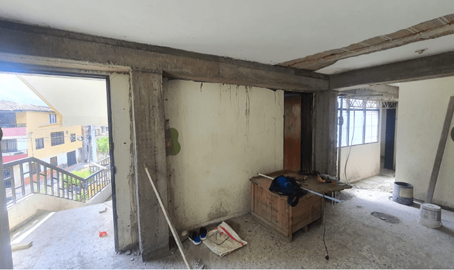 Reforzamiento Estrella - Vigas y columnas de reforzamiento en concreto visto al interior del apartamento