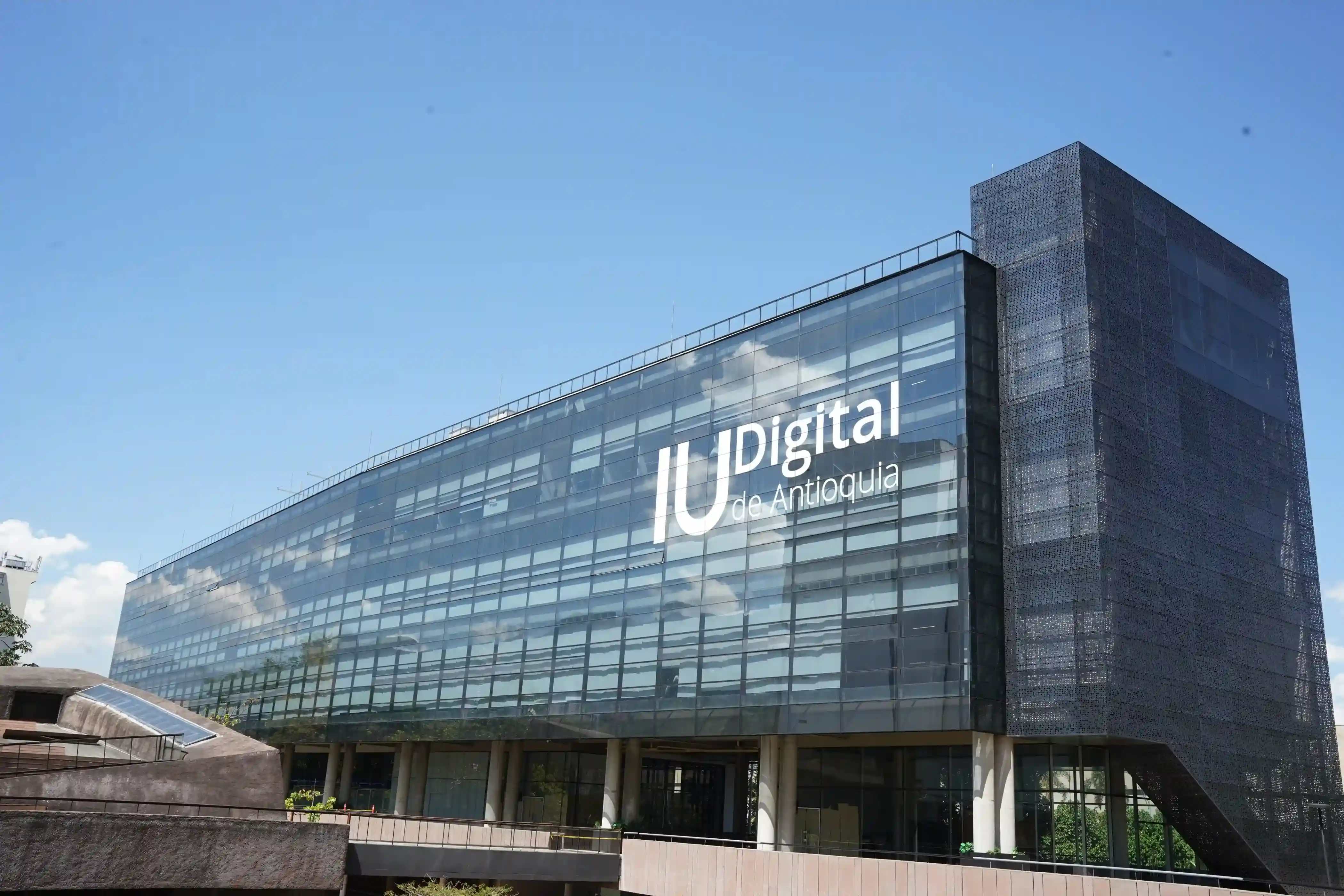 IU Digital de Antioquia - Fachada principal con muro cortina de vidrio