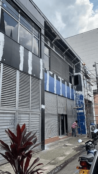 Ministerio El Rey Jesús - Fachada exterior en proceso de pintura y acabados en panel metálico