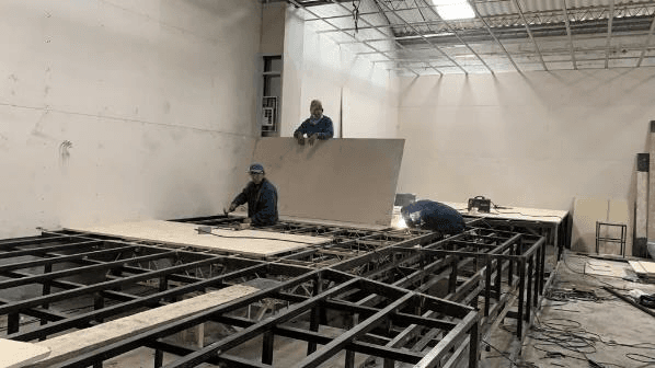 Ministerio El Rey Jesús - Soldadura y montaje de estructura metálica para la graderia