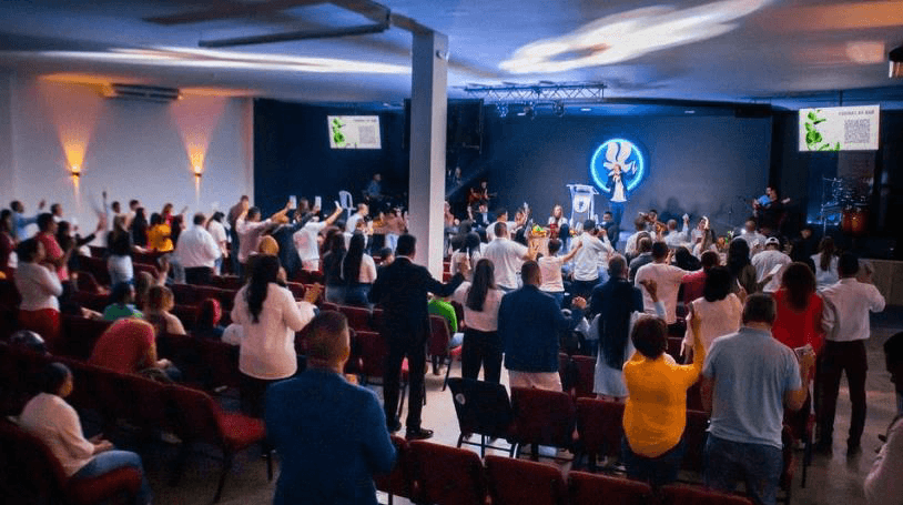 Ministerio El Rey Jesús - Auditorio terminado en pleno servicio religioso con la congregación