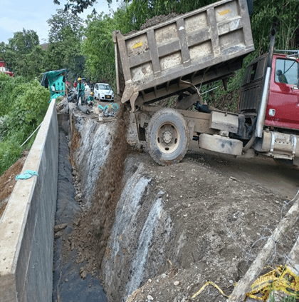 Relleno y compactación detrás del muro de contención con volqueta