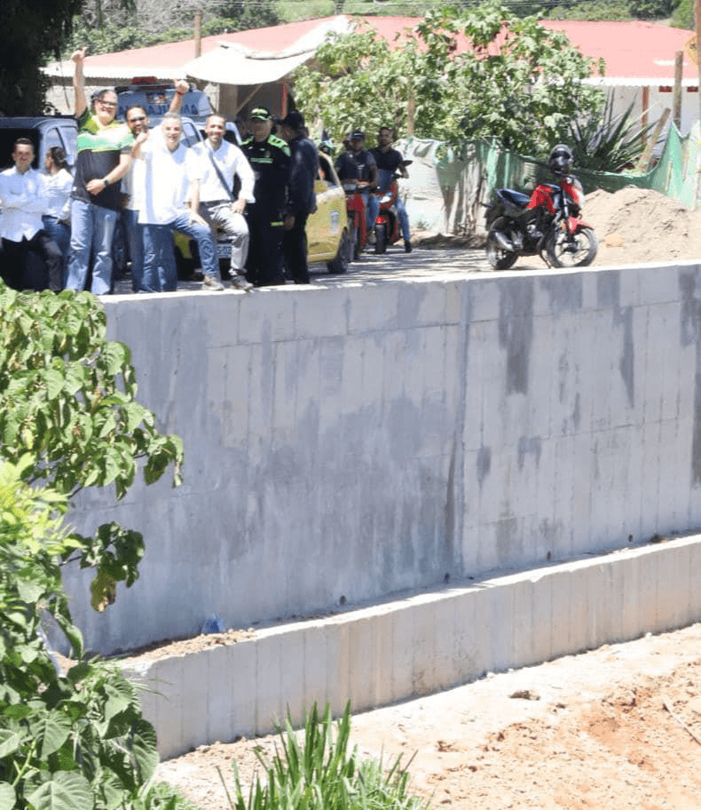 Muro de contención terminado con visita de la comunidad y funcionarios