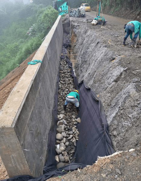 Instalación de filtro en piedra y geotextil detrás del muro de contención